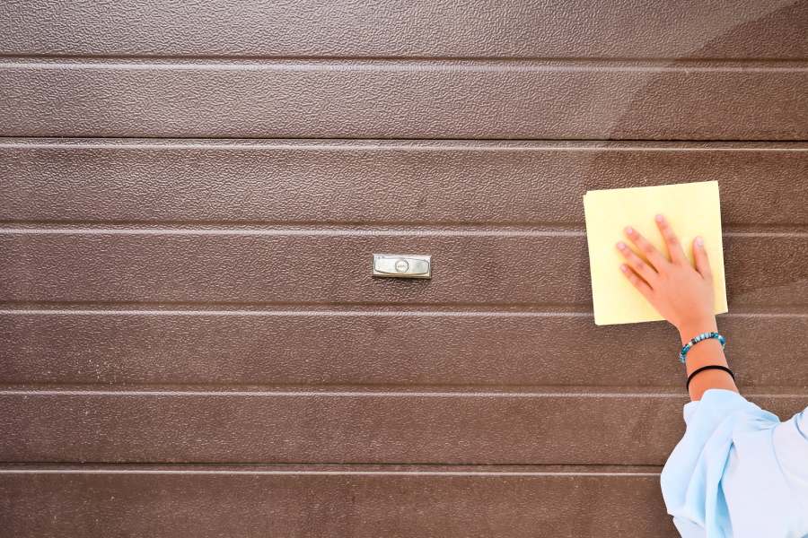 How to Clean a Garage Door